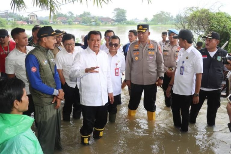 Bupati Tangerang Mochamad Maesyal Rasyid bersama Kapolresta meninjau lokasi Banjir di Desa Pasir Ampo Kecamatan Kresek 