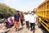 Bupati Tangerang Maesyal Rasyid saat mendatangi TPA Jatiwaringin beberapa waktu lalu (foto ; Diskominfo Kabupaten Tangerang)