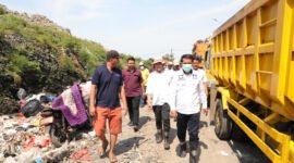 Bupati Tangerang Maesyal Rasyid saat mendatangi TPA Jatiwaringin beberapa waktu lalu (foto ; Diskominfo Kabupaten Tangerang)