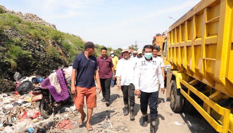 Bupati Tangerang Maesyal Rasyid saat mendatangi TPA Jatiwaringin beberapa waktu lalu (foto ; Diskominfo Kabupaten Tangerang)