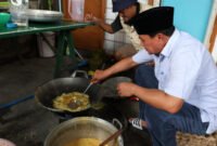 Bupati Tangerang Moch Maesyal Rasyid ikut memasak di Dapur Umum Korban Banjir di Kecamatan Jayanti (Foto ; Diskominfo Kabupaten Tangerang)