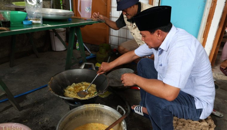 Bupati Tangerang Moch Maesyal Rasyid ikut memasak di Dapur Umum Korban Banjir di Kecamatan Jayanti (Foto ; Diskominfo Kabupaten Tangerang)