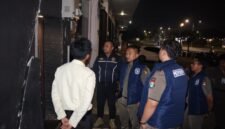 Petugas satpol PP Kabupaten Tangerang mendatangi salah satu THM untuk sosialisasikan SE Bupati tentang jam operasional dibulan Ramadhan 