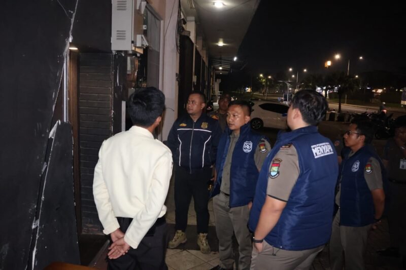 Petugas satpol PP Kabupaten Tangerang mendatangi salah satu THM untuk sosialisasikan SE Bupati tentang jam operasional dibulan Ramadhan 