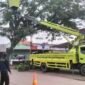 Tim DLHK Kabupaten Tangerang bekerja profesional melakukan pemangkasan dahan ranting pohon di jalan Adiyasa Solear tepatnya didepan Indomaret Pasanggrahan dan pintu gerbang perumahan Batara Solear 