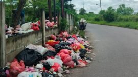Sampah dibiarkan mengunung di Jalan Sodong Tigaraksa mengganggu kenyamanan pengendara yang lewat dan warga sekitar (foto ; Reza Tangerang online.id)