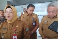Wakil Bupati Tangerang Intan Nurul Hikmah didampingi Sekretaris Badan Kesbangpol Encep Sahayat dan Kadis DPPA Asep Suherman diwawancara usai kegiatan 
