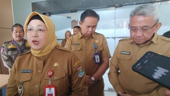 Wakil Bupati Tangerang Intan Nurul Hikmah didampingi Sekretaris Badan Kesbangpol Encep Sahayat dan Kadis DPPA Asep Suherman diwawancara usai kegiatan 