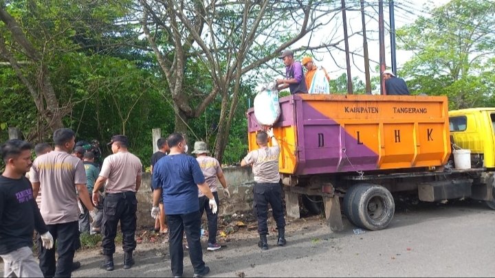Kegiatan korve Anggota Polsek Tigaraksa bersama UPT DLHK wilayah 4 Kabupaten Tangerang dan Pemdes Sodong, Kamis (4/2/2026)