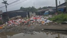 Pemandangan Tumpukan Sampah di Kawasan Industri PDP Pasar Kemis Kabupaten Tangerang