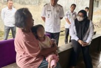 Wabup Intan Nurul Hikmah berbincang santai memberikan motivasi semangat kepada ibunda HS bocah usia 9 tahun yang menderita sakit selebral Palsy dan OBS warga Kp Tobat Desa Sentul Jaya Kecamatan Balaraja (foto ; tangerangkab.go.id)