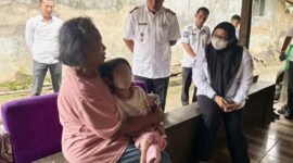 Wabup Intan Nurul Hikmah berbincang santai memberikan motivasi semangat kepada ibunda HS bocah usia 9 tahun yang menderita sakit selebral Palsy dan OBS warga Kp Tobat Desa Sentul Jaya Kecamatan Balaraja (foto ; tangerangkab.go.id)