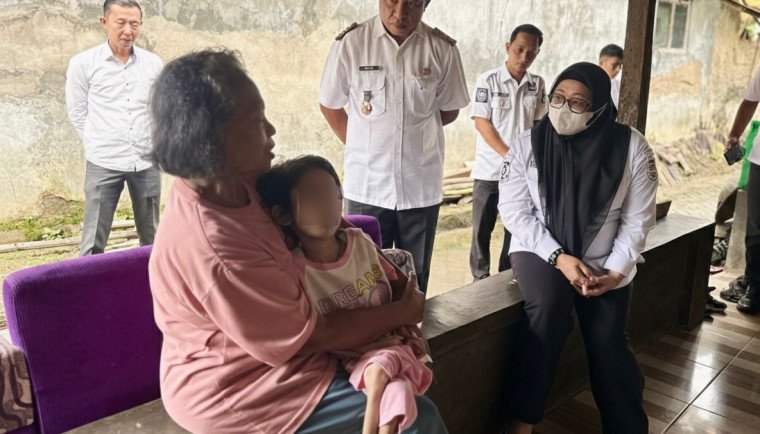 Wabup Intan Nurul Hikmah berbincang santai memberikan motivasi semangat kepada ibunda HS bocah usia 9 tahun yang menderita sakit selebral Palsy dan OBS warga Kp Tobat Desa Sentul Jaya Kecamatan Balaraja (foto ; tangerangkab.go.id)