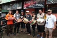 Bupati Tangerang menyerahkan bantuan logistik kepada para korban Bencana Banjir 