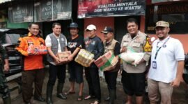 Bupati Tangerang menyerahkan bantuan logistik kepada para korban Bencana Banjir 