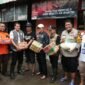 Bupati Tangerang menyerahkan bantuan logistik kepada para korban Bencana Banjir 