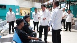 Bupati Tangerang Moch Maesyal Rasyid saat berdialog dengan warga mengurus Adminduk nya di Kantor Disdukcapil pada Rabu (25/03/2026)