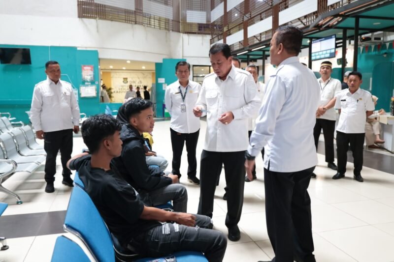 Bupati Tangerang Moch Maesyal Rasyid saat berdialog dengan warga mengurus Adminduk nya di Kantor Disdukcapil pada Rabu (25/03/2026)