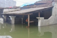 Banjir melanda Villa Tomang Baru, Kecamatan Pasar Kemis, Kabupaten Tangerang, Banten, usai diguyur hujan deras sejak Sabtu (7/3/2026) malam. Pantauan Tribuntangerang.com di lokasi, Minggu (8/3/2026), ketinggian air diperkirakan mencapai 20 sentimeter hingga 2 meter. (Sumber foto ; Tribuntangerang.com)