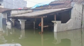 Banjir melanda Villa Tomang Baru, Kecamatan Pasar Kemis, Kabupaten Tangerang, Banten, usai diguyur hujan deras sejak Sabtu (7/3/2026) malam. Pantauan Tribuntangerang.com di lokasi, Minggu (8/3/2026), ketinggian air diperkirakan mencapai 20 sentimeter hingga 2 meter. (Sumber foto ; Tribuntangerang.com)