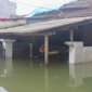 Banjir melanda Villa Tomang Baru, Kecamatan Pasar Kemis, Kabupaten Tangerang, Banten, usai diguyur hujan deras sejak Sabtu (7/3/2026) malam. Pantauan Tribuntangerang.com di lokasi, Minggu (8/3/2026), ketinggian air diperkirakan mencapai 20 sentimeter hingga 2 meter. (Sumber foto ; Tribuntangerang.com)