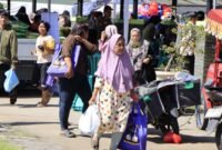 Emak-emak Antuasias Antri membeli sembako murah pada Bazaar Ramadhan Gemilang yang digelar DWP Kabupaten Tangerang 