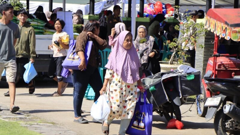 Emak-emak Antuasias Antri membeli sembako murah pada Bazaar Ramadhan Gemilang yang digelar DWP Kabupaten Tangerang 