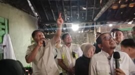 Menteri PKP Maruarar Sirait menunjukan kondisi rumah tidak layak huni yang akan dibedah melalui program BSPS 