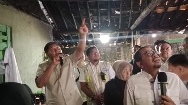 Menteri PKP Maruarar Sirait menunjukan kondisi rumah tidak layak huni yang akan dibedah melalui program BSPS 