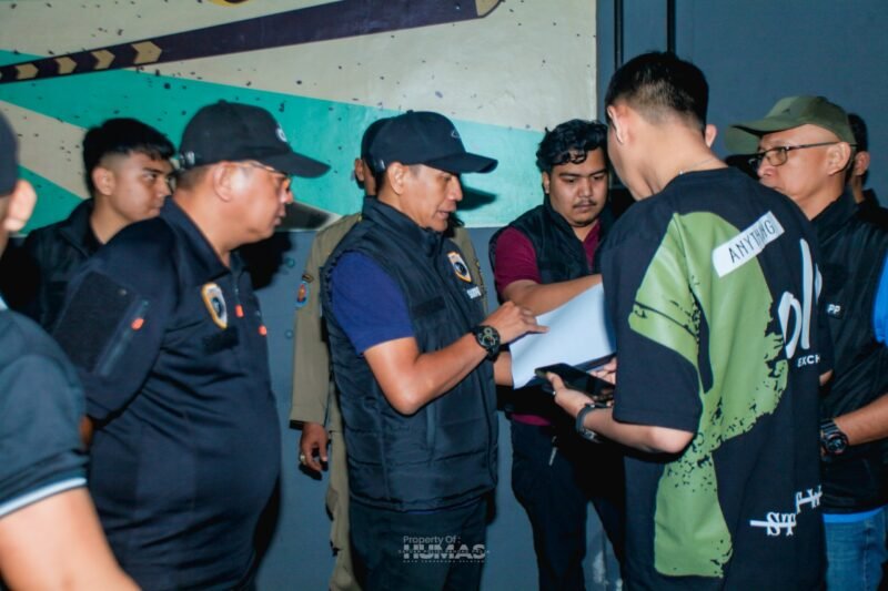 Proses penyegelan THM oleh Satpol PP Kota Tangsel akibat melanggar ketentuan Edaran Walikota Tangsel