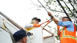 Wakil Bupati Tangerang Intan Nurul Hikmah melakukan pemotongan kabel fiber optik diruas Jalan Syech Nawawi Tigaraksa 
