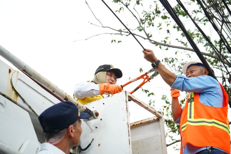 Wakil Bupati Tangerang Intan Nurul Hikmah melakukan pemotongan kabel fiber optik diruas Jalan Syech Nawawi Tigaraksa 