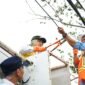 Wakil Bupati Tangerang Intan Nurul Hikmah melakukan pemotongan kabel fiber optik diruas Jalan Syech Nawawi Tigaraksa 