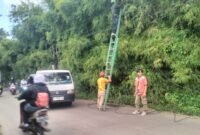 Pekerja kabel wifi internet terlihat sedang memperbaiki kabel putus di Jalan Tapos Golf Tigaraksa beberapa waktu lalu (Foto Lama)