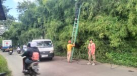 Pekerja kabel wifi internet terlihat sedang memperbaiki kabel putus di Jalan Tapos Golf Tigaraksa beberapa waktu lalu (Foto Lama)