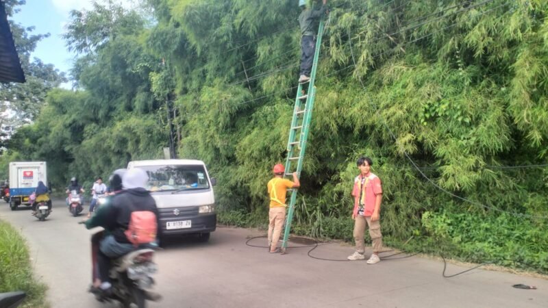 Pekerja kabel wifi internet terlihat sedang memperbaiki kabel putus di Jalan Tapos Golf Tigaraksa beberapa waktu lalu (Foto Lama)