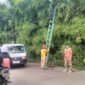 Pekerja kabel wifi internet terlihat sedang memperbaiki kabel putus di Jalan Tapos Golf Tigaraksa beberapa waktu lalu (Foto Lama)