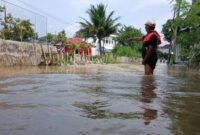 Tanggul yang jebol di kali yang melintasi Perumahan Mustika Tigaraksa penyebab terjadi banjir akibat intensitas hujan tinggi (foto ; antara) 