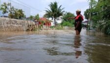 Tanggul yang jebol di kali yang melintasi Perumahan Mustika Tigaraksa penyebab terjadi banjir akibat intensitas hujan tinggi (foto ; antara)