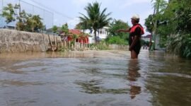 Tanggul yang jebol di kali yang melintasi Perumahan Mustika Tigaraksa penyebab terjadi banjir akibat intensitas hujan tinggi (foto ; antara) 