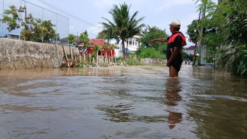 Tanggul yang jebol di kali yang melintasi Perumahan Mustika Tigaraksa penyebab terjadi banjir akibat intensitas hujan tinggi (foto ; antara) 