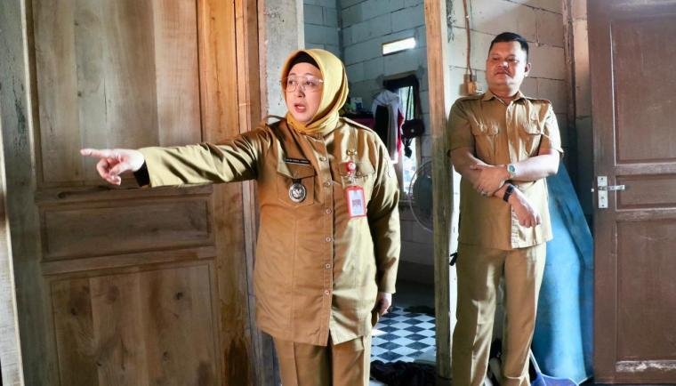 Wabup Tangerang Intan Nurul Hikmah melihat langsung progres renovasi RTLH Milik Mursani warga Desa Matagara Kecamatan Tigaraksa 