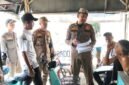 Petugas Satpol PP Kabupaten Tangerang menyerahkan surat peringatan kepada salah satu pemilik bangunan liar 