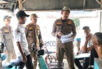 Petugas Satpol PP Kabupaten Tangerang menyerahkan surat peringatan kepada salah satu pemilik bangunan liar 