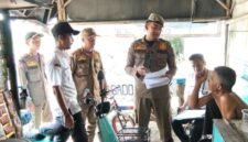Petugas Satpol PP Kabupaten Tangerang menyerahkan surat peringatan kepada salah satu pemilik bangunan liar 