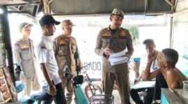 Petugas Satpol PP Kabupaten Tangerang menyerahkan surat peringatan kepada salah satu pemilik bangunan liar 