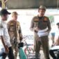 Petugas Satpol PP Kabupaten Tangerang menyerahkan surat peringatan kepada salah satu pemilik bangunan liar 