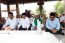 Bupati Tangerang Moch Maesyal Rasyid melaksanakan ziarah setelah meresmikan selesainya proyek pemugaran dan penataan Makam Kramat Ki Mauk (foto ; Tangerangkab.go.id)