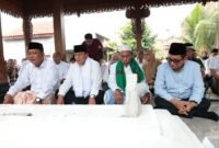 Bupati Tangerang Moch Maesyal Rasyid melaksanakan ziarah setelah meresmikan selesainya proyek pemugaran dan penataan Makam Kramat Ki Mauk (foto ; Tangerangkab.go.id)