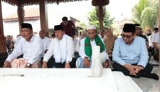 Bupati Tangerang Moch Maesyal Rasyid melaksanakan ziarah setelah meresmikan selesainya proyek pemugaran dan penataan Makam Kramat Ki Mauk (foto ; Tangerangkab.go.id)